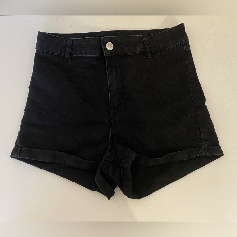 H&M Divided High-Waist Black Shorts